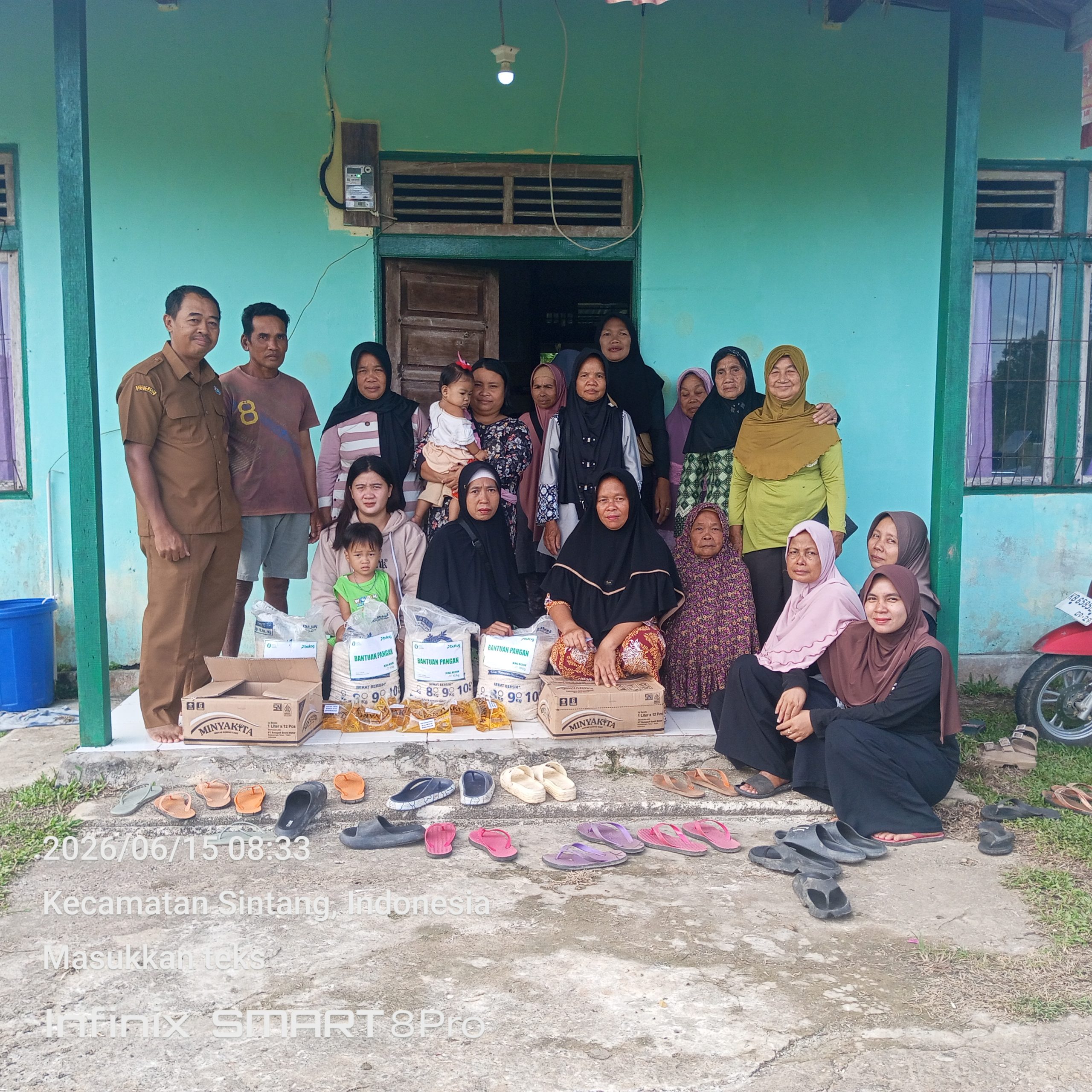 PEMBAGIAN BANTUAN PANGAN DESA BATU LANDUNG
